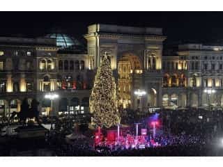 Зажжение рождественской елки на площади Пьяцца Дуомо